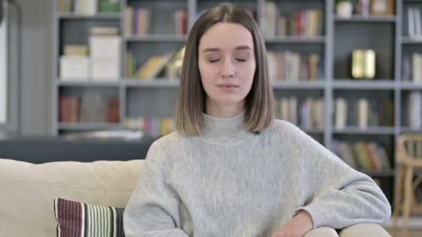 Portrait de belle jeune femme pointant vers la caméra — Video