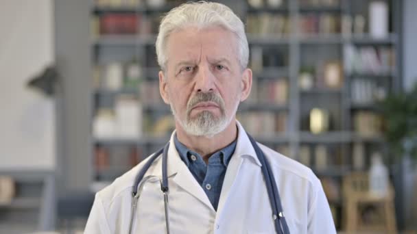 Портрет старшего врача, говорящего "нет" знаком "Палец" — стоковое видео