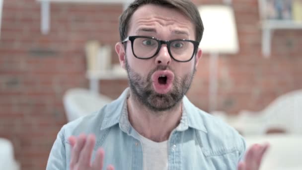 Portret van aantrekkelijke baard jonge man krijgen geschokt — Stockvideo