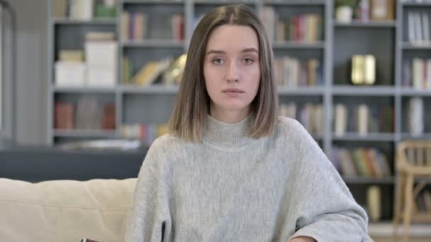 Retrato de una joven mirando a la cámara — Vídeos de Stock