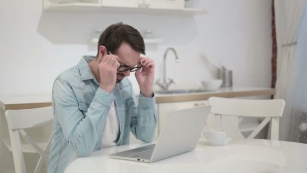 Hardwerkende jongeman met hoofdpijn op kantoor — Stockvideo