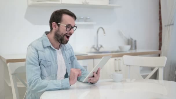 Sakallı Genç Ofisteki Tablet 'te Video Sohbeti yapıyor — Stok video