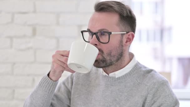 Joven diseñador teniendo dolor de muelas mientras bebe café — Vídeos de Stock