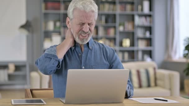 Hardworking anciano mayor tener dolor de cuello — Vídeo de stock