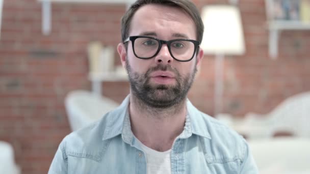 Ritratto di giovane barba che reagisce al fallimento nell'ufficio Loft — Video Stock