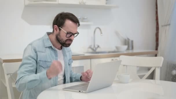 Angstige baard jonge man krijgt boos op laptop in Office — Stockvideo
