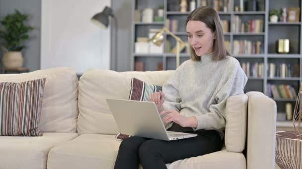 Ambiziosa giovane donna che celebra il successo sul divano — Video Stock