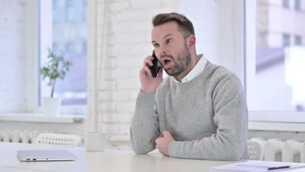 Yaratıcı Adam İş yerinde Akıllı Telefonla Konuşuyor — Stok video