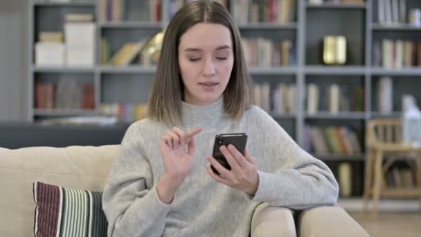 Portret van jonge vrouw viert succes op Smartphone — Stockvideo