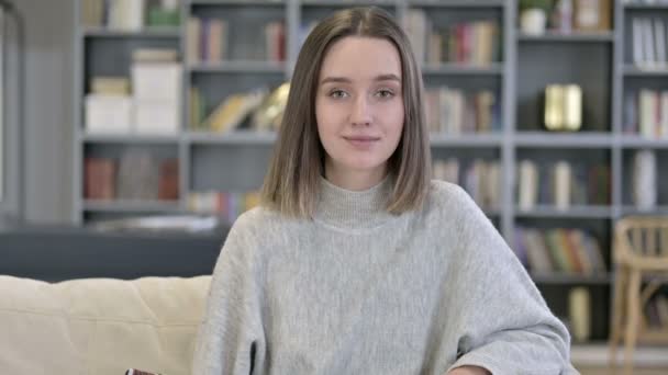 Retrato de una joven sonriente mirando a la cámara — Vídeos de Stock