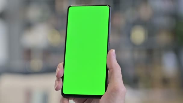 Чоловік тримає зелений макет екрану смартфон — стокове відео