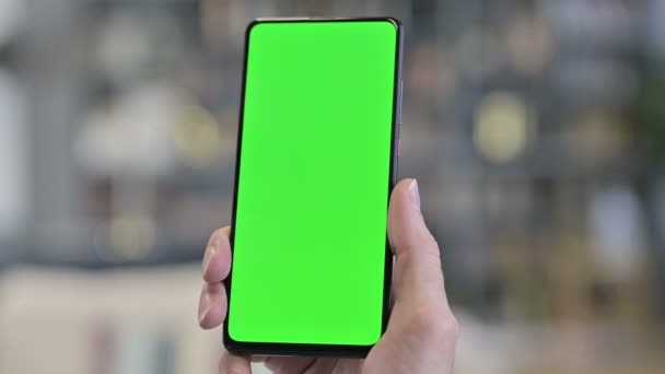 Homme tenant vert écran maquillé Smartphone — Video