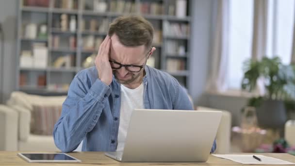 Unavený mladý muž s bolestí hlavy v Loft Office — Stock video