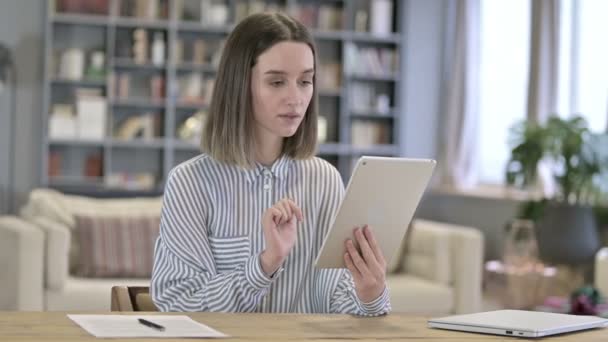 Teleurgesteld Jonge vrouw reageert op verlies op tablet — Stockvideo