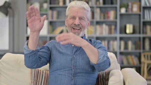 Retrato do bem sucedido velho Senior Man Clapping — Vídeo de Stock