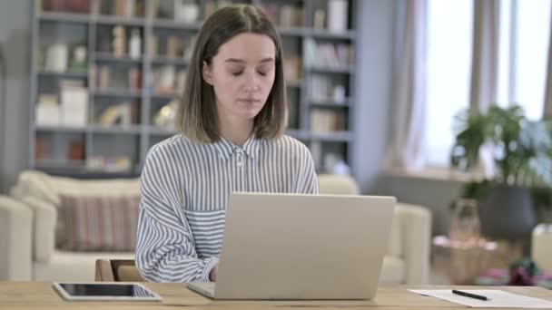 Trabalhador jovem mulher tendo pescoço dor no escritório — Vídeo de Stock