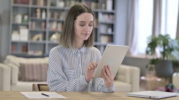 Vidám fiatal nő ünnepli siker a Tablet — Stock videók