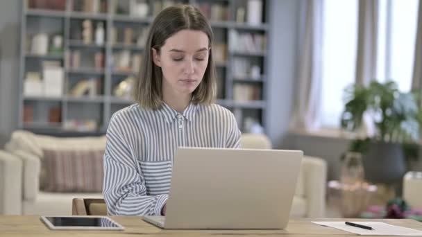 Ofiste dizüstü bilgisayarda çalışan hırslı genç kadın. — Stok video