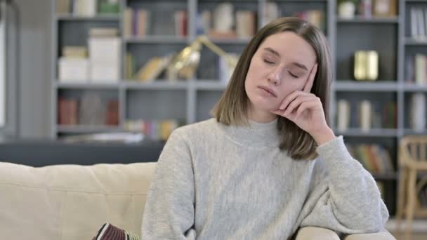 Retrato de una joven agotada durmiendo — Vídeos de Stock