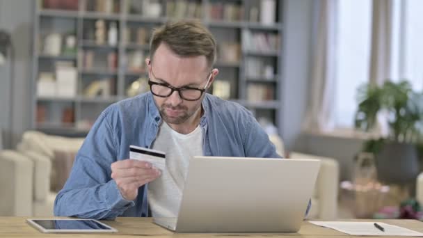 Fokuserad man att göra framgångsrika online-betalning på laptop — Stockvideo