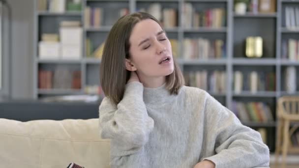 Portret zmęczonej młodej kobiety z bólem szyi — Wideo stockowe