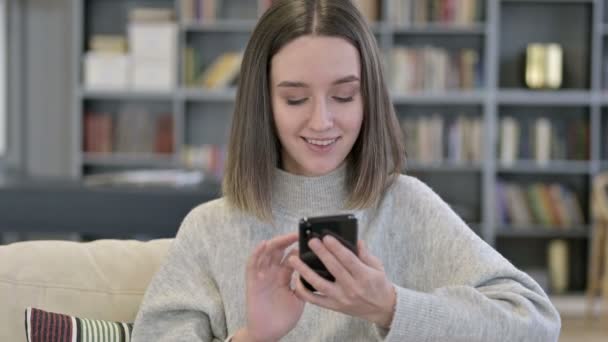 Portrait de la jeune femme attrayante à l'aide de Smartphone — Video