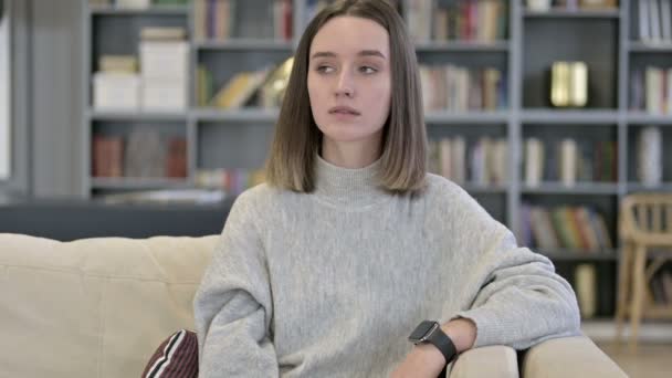 매력적 인 젊은 여성이 기다리면서 똑똑 한 시계를 사용하는 모습 — 비디오