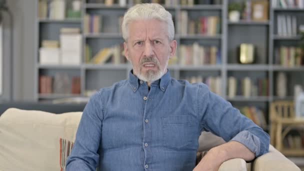Porträt eines enttäuschten alten Mannes, der auf das Scheitern reagiert — Stockvideo