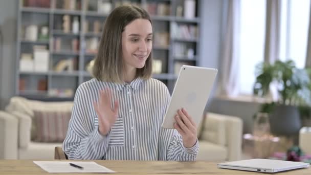 Mujer joven haciendo Video Chat en Tablet en la Oficina — Vídeo de stock