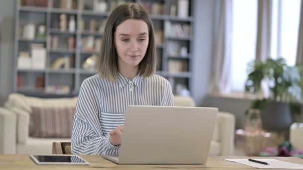 Veselá mladá žena dělá video chat na notebooku — Stock video