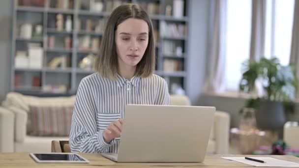 Hardwerkende jonge vrouw met mislukking op laptop — Stockvideo