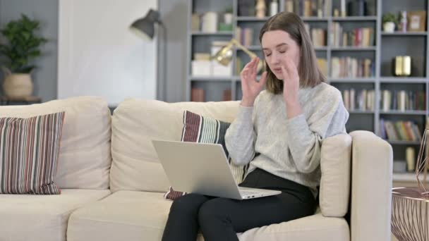 Mujer joven trabajando en el ordenador portátil y tener dolor de cabeza en la oficina — Vídeos de Stock