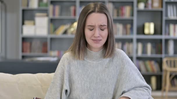 Retrato da jovem mulher perturbada chorando na câmera — Vídeo de Stock