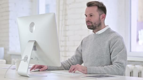 Hombre creativo cansado con dolor de cabeza en el trabajo — Vídeos de Stock