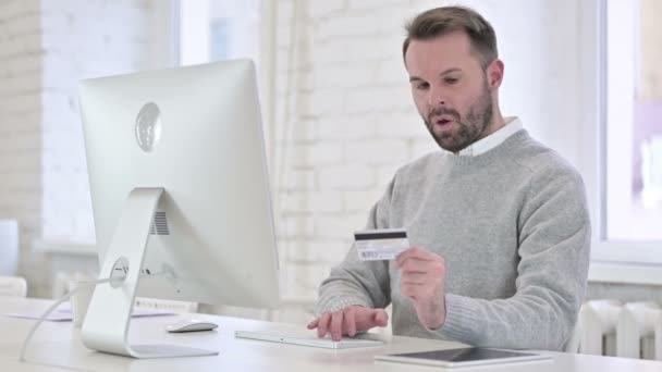 Mann reagiert auf Online-Zahlungsausfall am Arbeitsplatz — Stockvideo