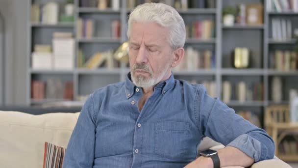Portrét netrpělivého staršího muže při pohledu na Smartwatch — Stock video