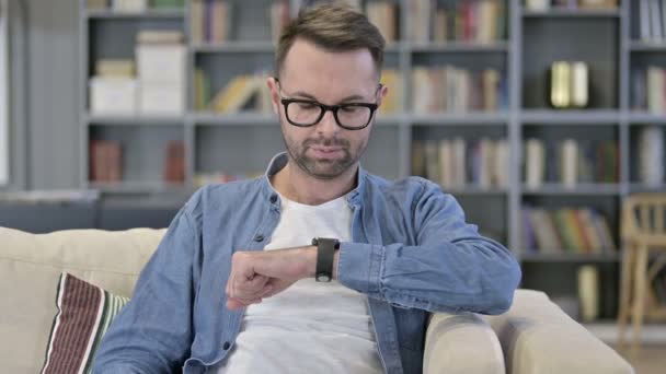 Portret atrakcyjnego młodzieńca korzystającego z zegarka Smart Watch — Wideo stockowe