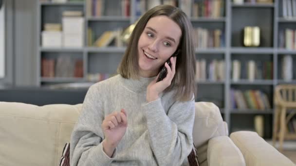 Retrato de la joven alegre hablando en Smartphone — Vídeos de Stock