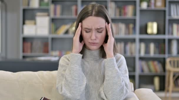 Portrait de la jeune femme fatiguée ayant mal à la tête — Video