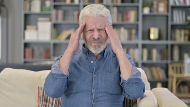 Retrato del hombre mayor trabajador con dolor de cabeza — Vídeos de Stock