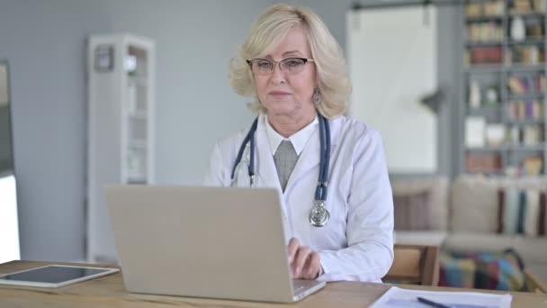 Polegares para cima por Old Female Doctor Trabalhando no laptop — Vídeo de Stock