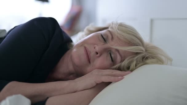 Vieille femme se réveille du sommeil — Video