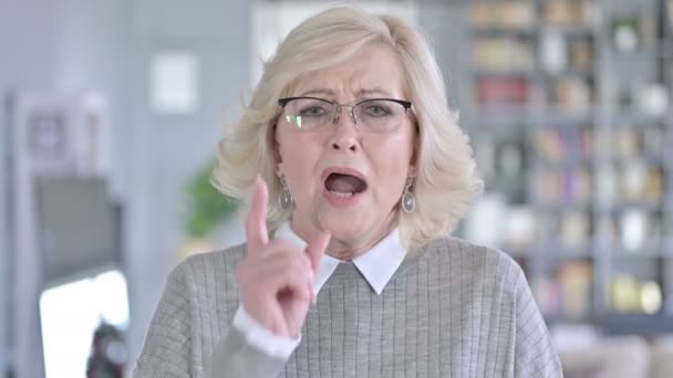 Portret van verontwaardigde oude vrouw die boos is — Stockvideo