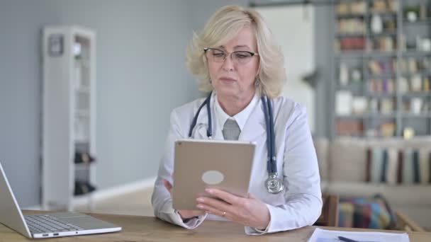 Senior Old Female Doctor Using Tablet for Work — Stock Video