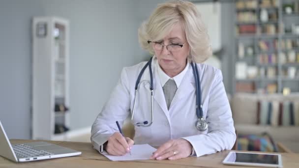 Senior Old Female Doctor κάνει εργασία χαρτί — Αρχείο Βίντεο