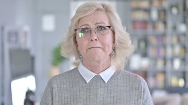 Portret van Serieuze Oude Vrouw die Nee zegt door Hoofd Schud — Stockvideo