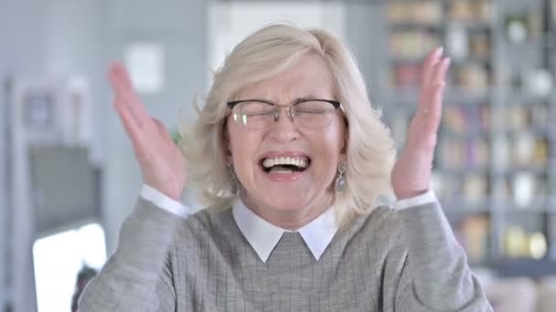 Porträt einer wütenden alten Frau, die schreit — Stockvideo
