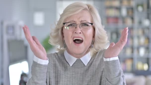 Portret van verontwaardigde oude vrouw reageert op mislukking — Stockvideo