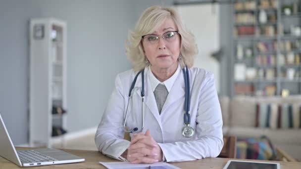 Serieuze oude vrouwelijke arts doet raadpleging, Praten — Stockvideo