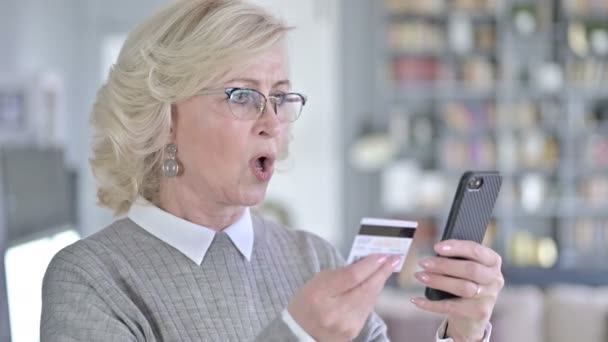 Ritratto di vecchia donna che effettua con successo il pagamento online su Smartphone — Video Stock